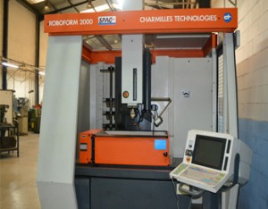 Maquina de corte color naranja